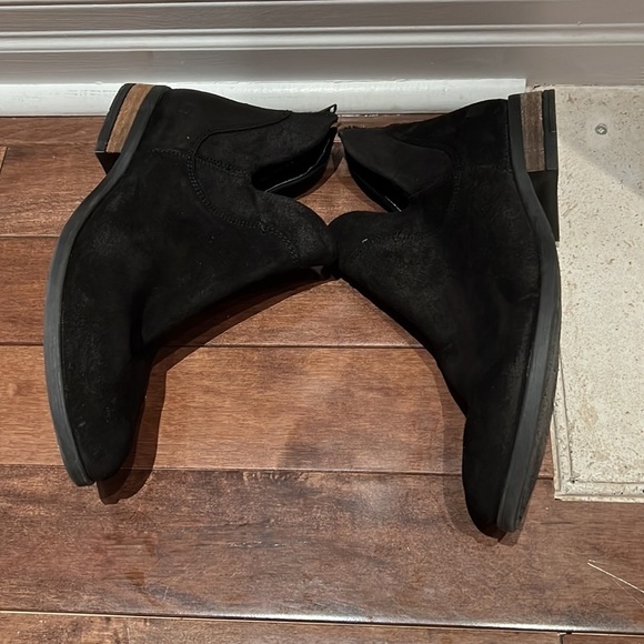 Born Footwear L Black Suede Booties NWOT - Picture 3 of 6